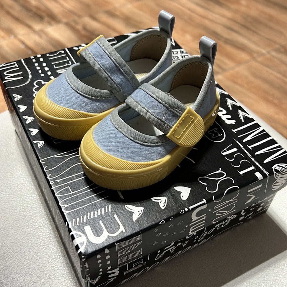 Mini Melissa Mary Jane style (normal wear, box and dust bag included)